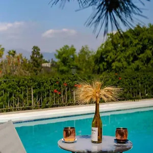 Hillside Retreat Heated Pool & Jacuzzi With Valley Views Holiday home *