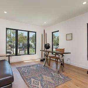 Modern With A Pool In Larchmont Village Los Angeles