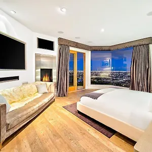 Hollywood Hills Modern Sanctuary-jaw Dropping View Villa