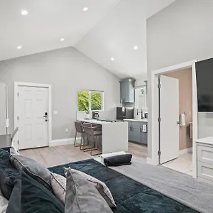 Holiday home New Modern Cozy Guest House, Parking, Pet Friendly In Mar Vista! Los Angeles