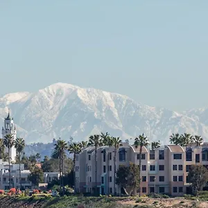 אכסניה Loyola Marymount -