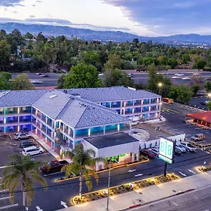 Hotel 818 Pool, An Ascend Collection Member 2*