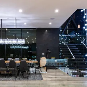 Sophisticated Modern Retreat In Bel Air Villa *