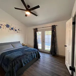 Private 1-bedroom In Woodland Hills *