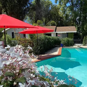 With Private Entry And Large Pool 로스앤젤레스