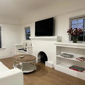 بيت شباب White House
