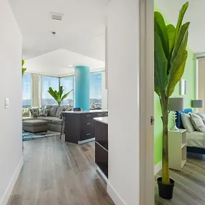 Gorgeous Luxury High Rise W/prvt Parking Apartment *