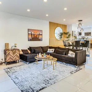 Chic Unit With Balconies And Pool In Woodland Hills! * Los Angeles