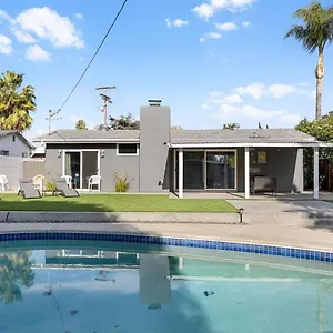 Spacious Valley Pool House 2